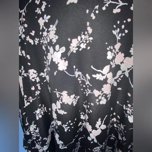 Women’s Karl Lagerfeld floral blouse 1X - Picture 4 of 10